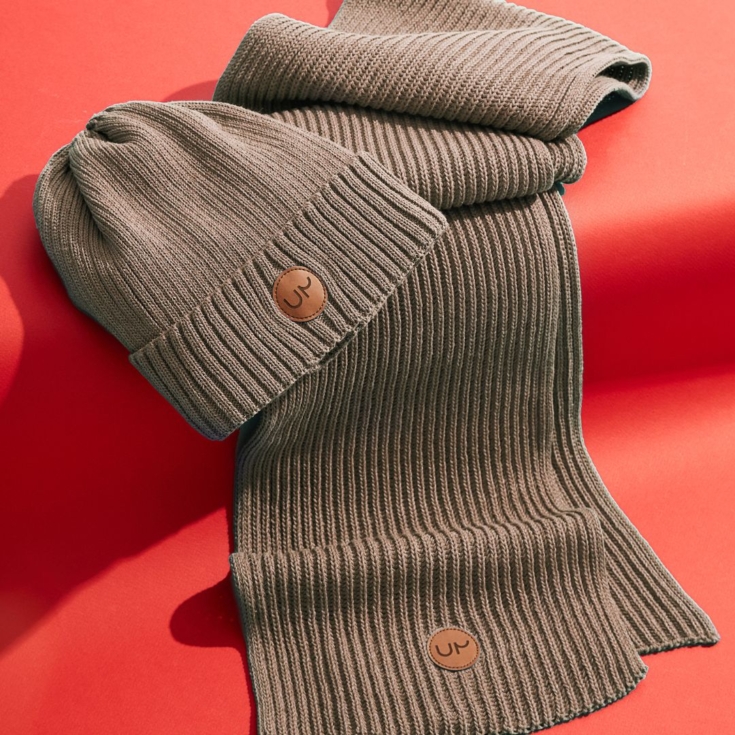 Weihnachtsgeschenke für Mitarbeiter: Mütze und Winterschal mit Firmenlogo