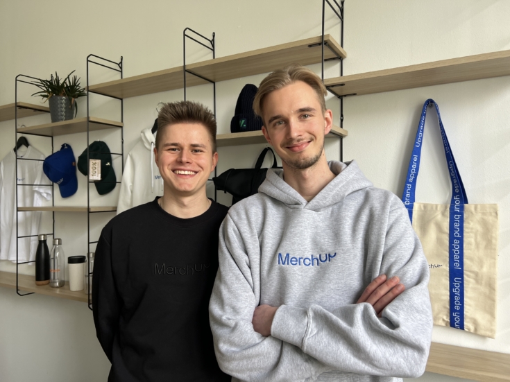 Mitarbeiter tragen Kleidung mit dem Firmenlogo, um ihr Engagement zu erhöhen