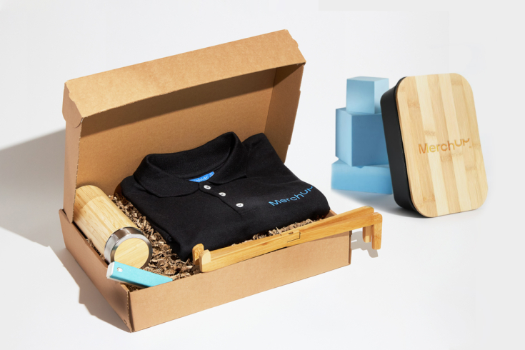 Gadgets und Kleidung mit Firmenlogo