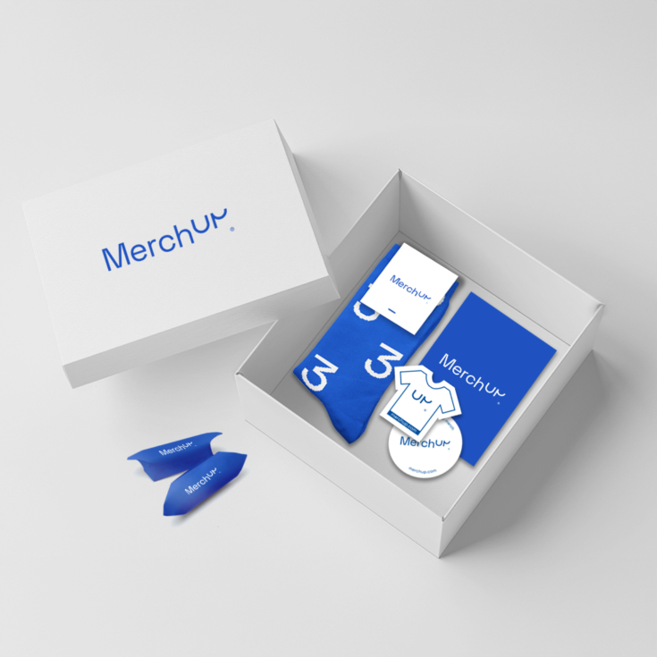 Geschenkartikel zum Mitarbeiterjubiläum, Mitarbeiterjubiläum, Logo-Socken, personalisierte Pins, Grußkarte