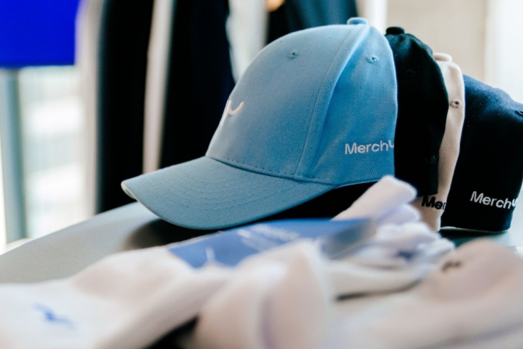 Merch in der Markenmarketing-Kampagne: Logo-Mützen, Mode-Accessoire