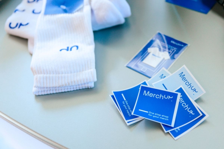Onboarding des Proacers: Logo-Aufkleber und Skimmer mit Branding