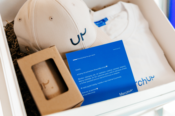 Ein Paket mit Goodies des Unternehmens als Teil von: Onboarding und Offboarding