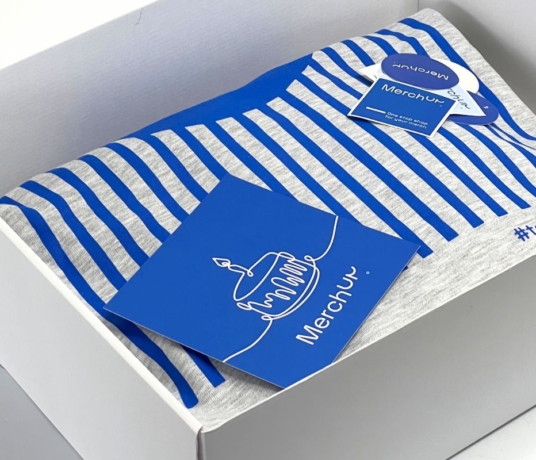 Box z prezentem urodzinowym dla pracownika – personalizowana bluza