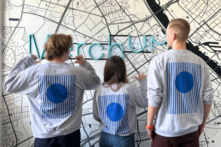 #teamMerchUp w personalizowanych bluzach z okazji urodzin