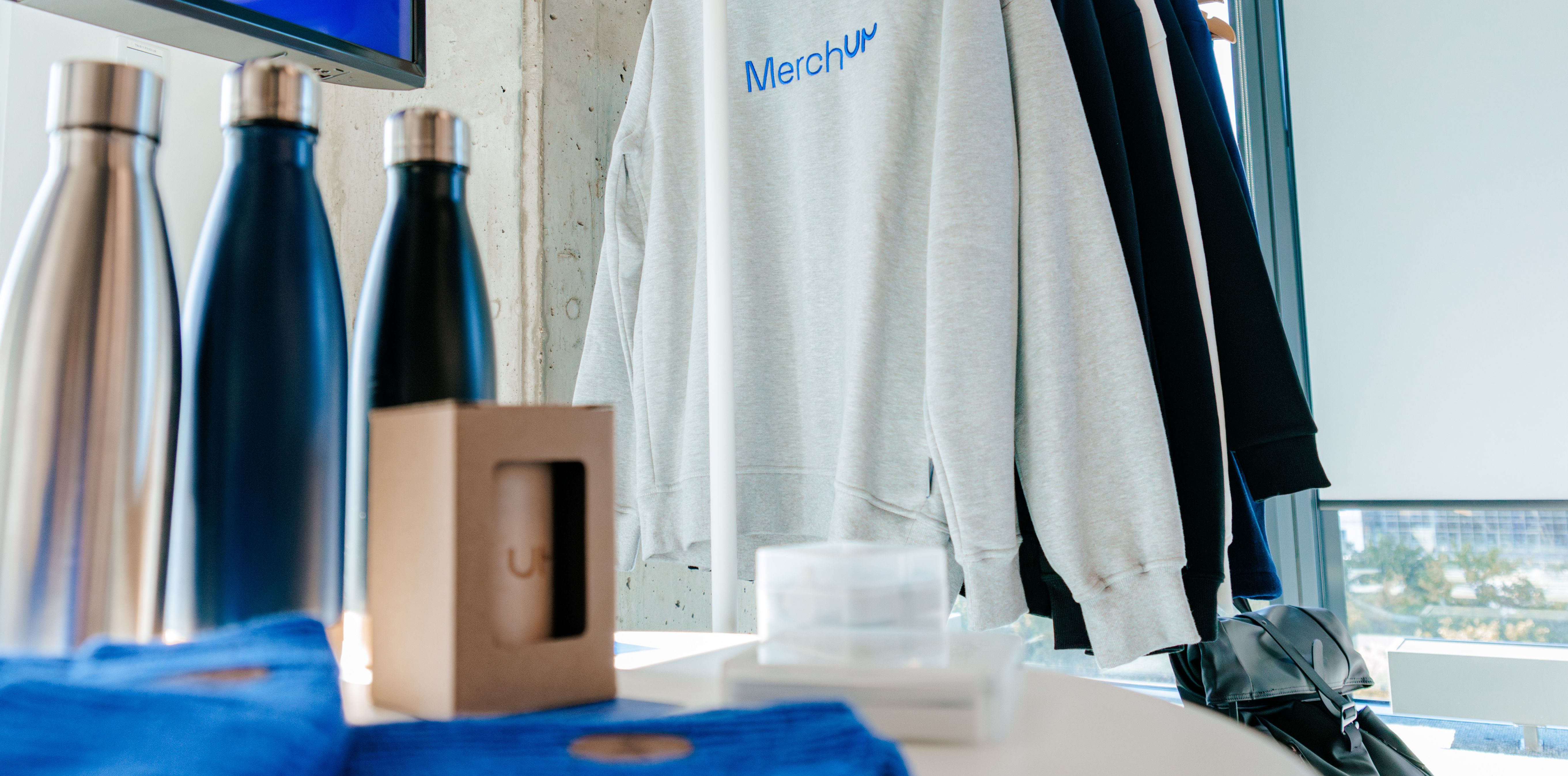 Rebranding firm i nowy merch