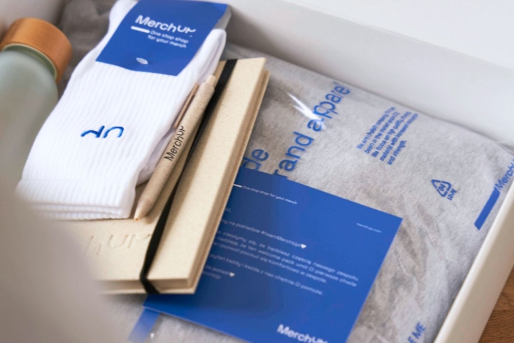Zestaw prezentowy w ramach onboardingu: merch firmowy