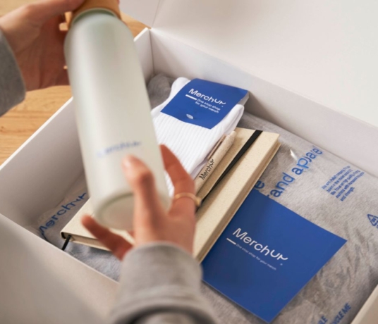Welcome pack w MerchUp, box z paczką powitalną