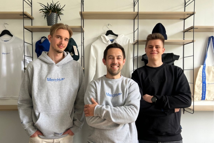 Ambasador marki w bluzie z logo firmy