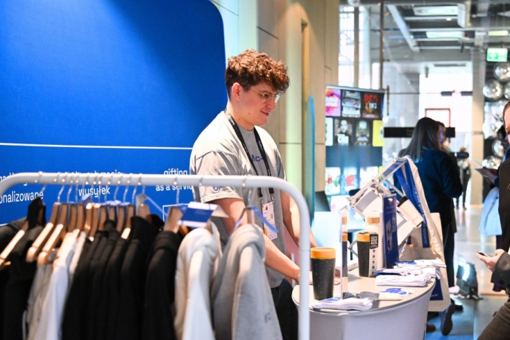 Gadgets for industry events, brand booth, brand employee in t-shirt