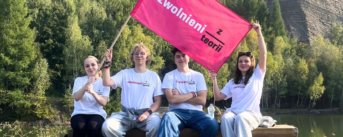 Bluzy i koszulki dla ambasadorów projektu Zwolnieni z Teorii
