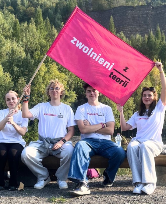 Bluzy i koszulki dla ambasadorów projektu Zwolnieni z Teorii