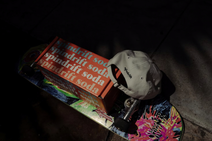 Czapka z daszkiem z haftem